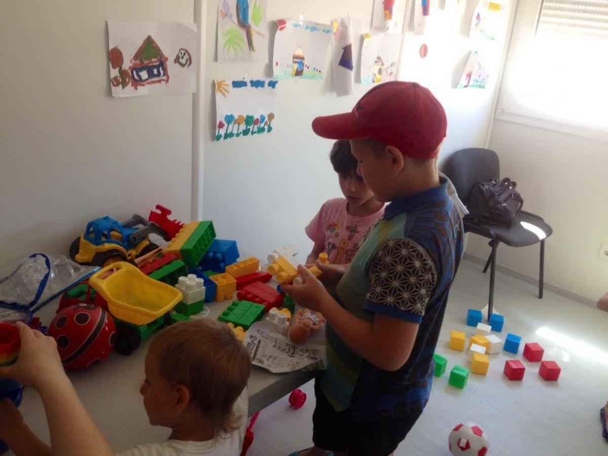 Koostööstöös MTÜ Eesti Pagulasabi Ukraina poolse koordinaatori Tatjanaga osteti lastele mänguasju. Lapsed uusi mänguasju uudistamas