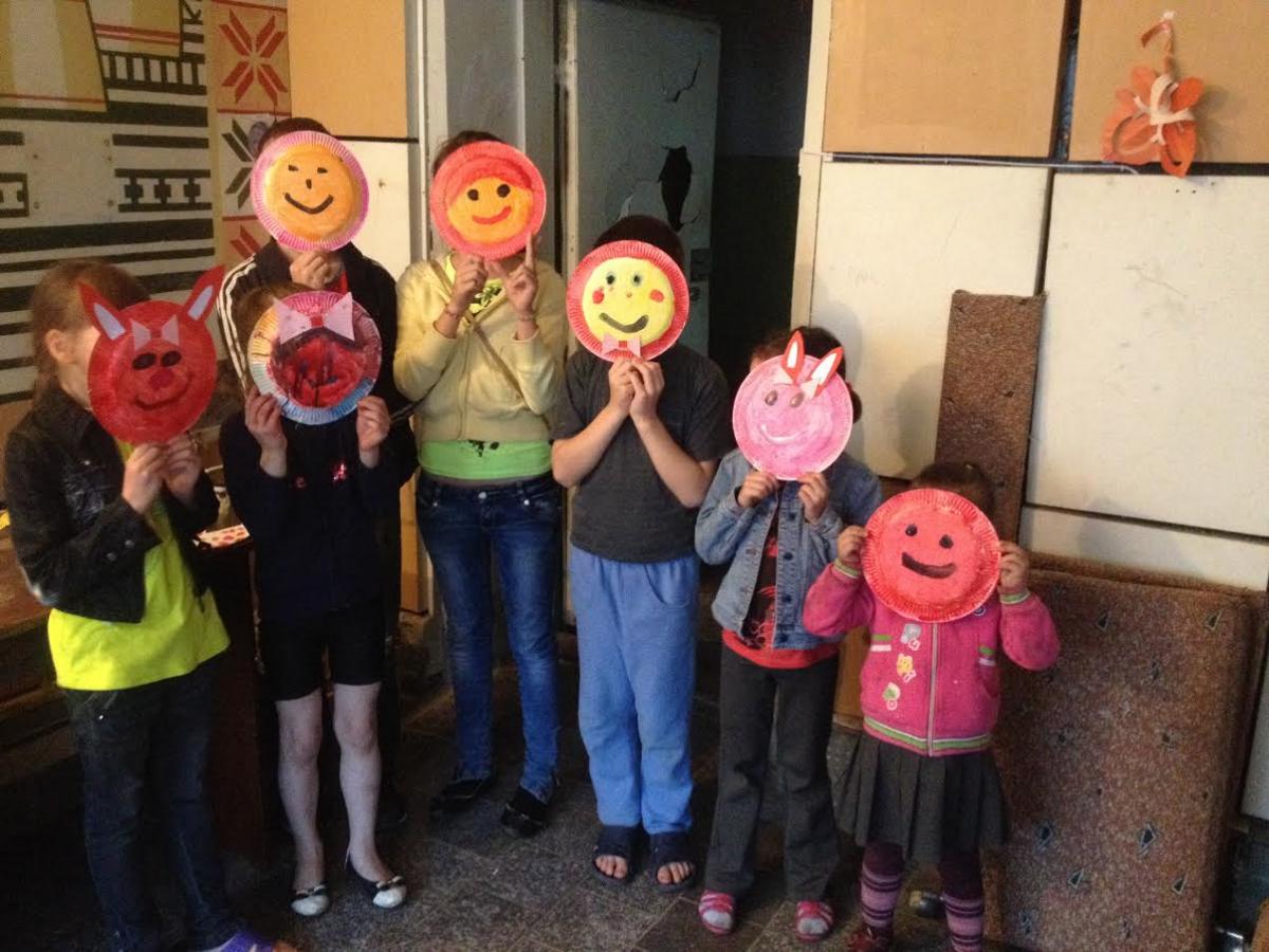 Lapsed endavalmistatud maskidega