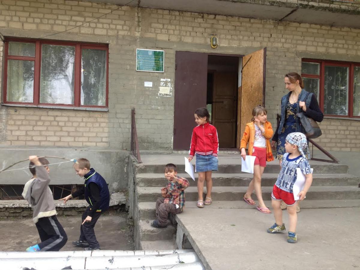 Lapsed Opõtnaja (Опытная) ühiselamu ees