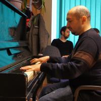 Oma muusikalisi andeid demonstreeris kaunite vahepaladega klaveril Pagulasabi meeskonnaliige Umar.