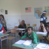 Varjupaigataotlejad, kes ootavad otsust oma taotluse kohta, õpivad selles külakooli klassis iga päev itaalia keelt ja kultuuri