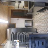 See šokolaadi valmistamise töökoda ootab meistrit, kes saabub peagi Maltalt ja asub õpetama külla asunud uutele pagulastele uusi oskusi