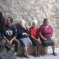 Riace küla põliselanikud, kes enam ei muretse selle pärast, et noored lahkuvad ja küla on välja suremas. Tänu pagulastele, keda on viimase 5 aasta jooksul külla asunud elama ligi 200 (küla enda elanikkond on 800 inimest), on nüüd uuesti avatud kool, lasteaed ja mitu kauplust. Turistidki voorivad kohale (nagu meie), seda kosmopoliitset küla uudistama