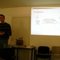 Kreeka Pagulasabi sihtgrupiks on varjupaigataotlejad ja pagulased Kreekas. Peamisteks tegevusteks on kreeka ja inglise keele õppe, arvuti kasutamise kursuste, lastele kooli ettevalmistuskursuste, teatri-, kunsti- ja tantsuringide, muuseumikülastuste jm sellise korraldamine.