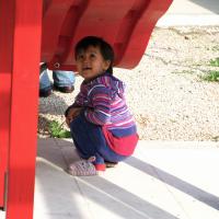 Pildil olev laps on üks tuhandetest, kellel on avanenud võimalus mängida pool aastat varjupaiga turvaliste seinte vahel, enne kui ta emal tuleb leida uus elukoht.