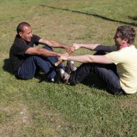 Mehed vägikaigast vedamas